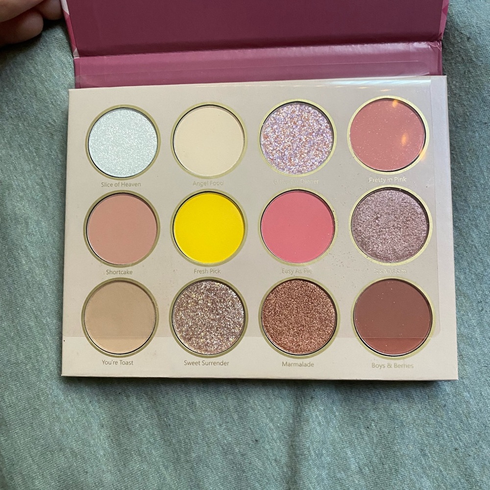 Sheglam eyeshadow pallet - strawberry color pallet